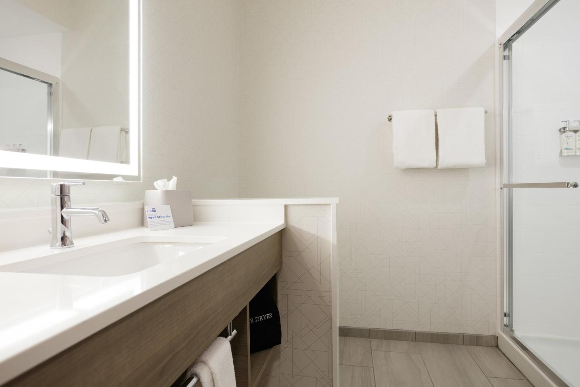 Hotel Express & Cincinnati Southeast Newport By Ihg 2*
