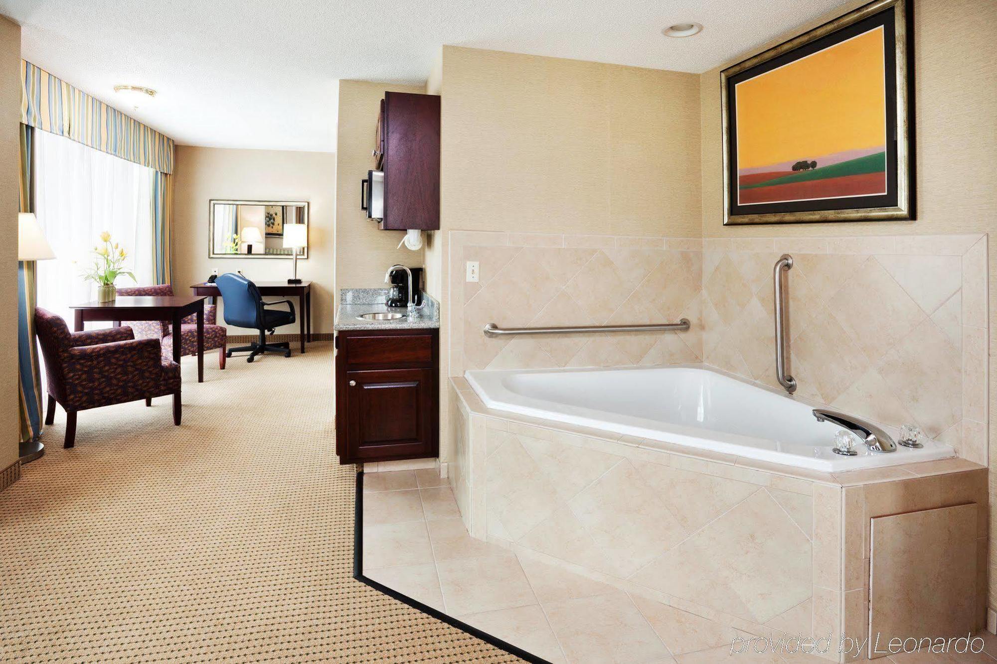 Express & Cincinnati Southeast Newport By Ihg 2*